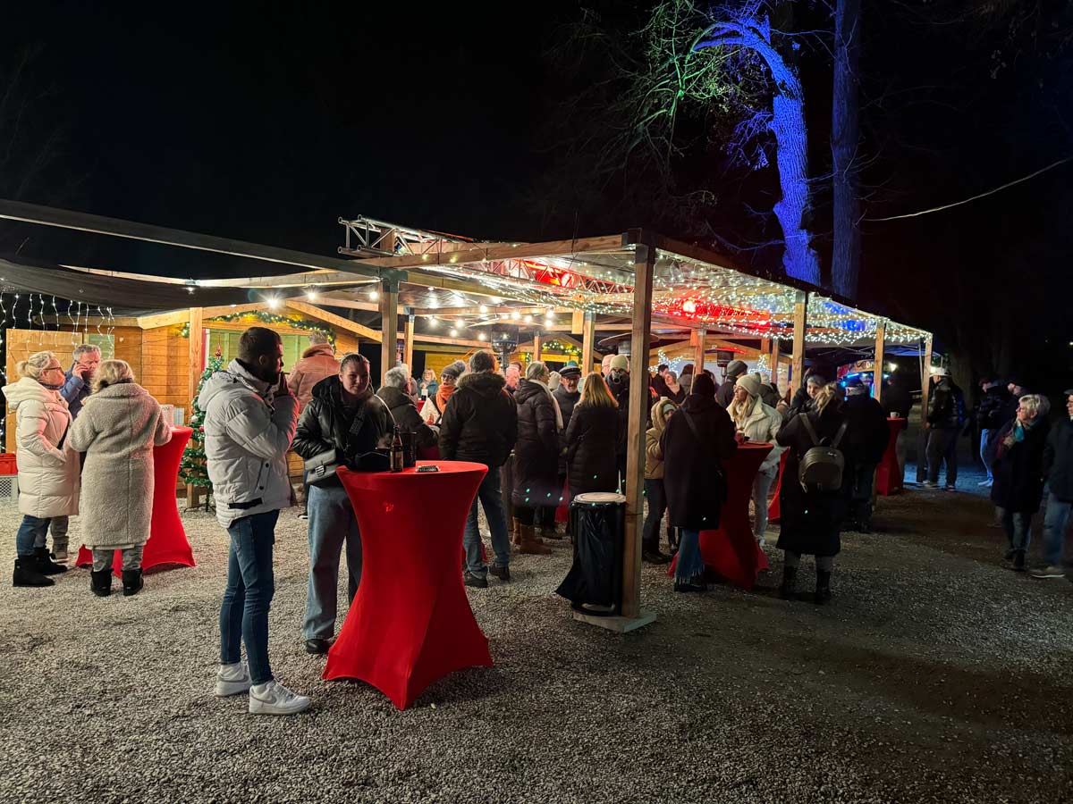 Warme Getränke und Lichter im Weihnachtsdorf