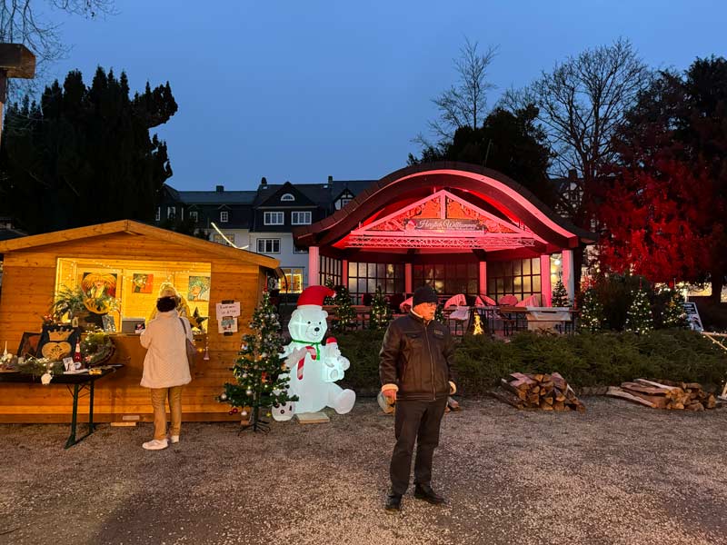 Weihnachtliche Stände mit Essen und Getränken